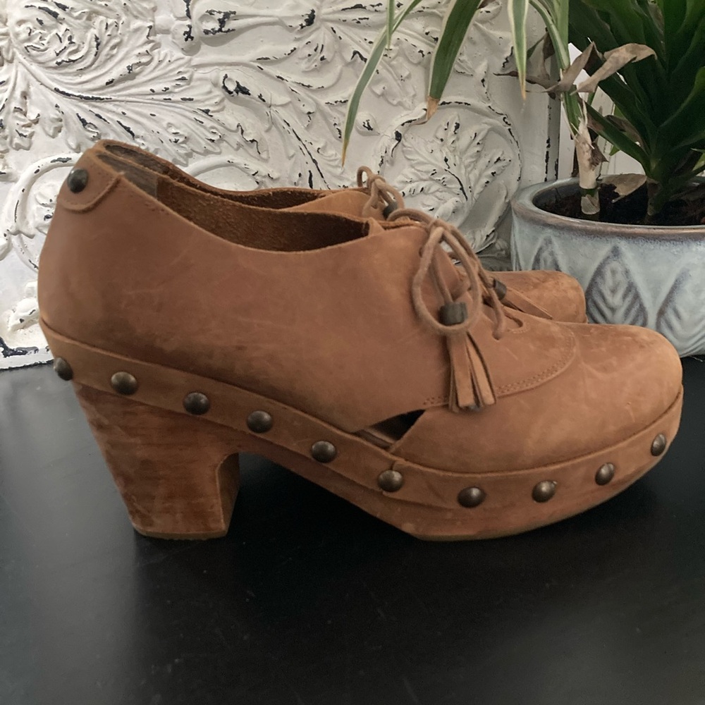 Vintage tan leather clogs